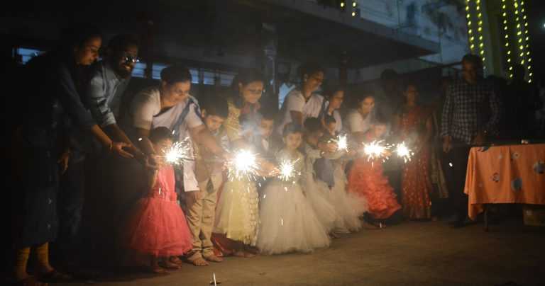 ‘आपुलकीच्या दिवाळी’ ने भारावली श्रीवत्समधील विशेष मुले 