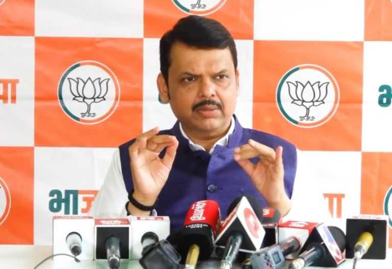 फडणवीसांकडून राहुल गांधींच्या विधानाचा निषेध;उद्धव ठाकरे अजूनही त्यांना पाठिंबा देणार का?