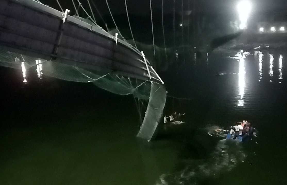 गुजरातमध्ये झुलता पूल कोसळला, 60 जणांचा मृत्यू