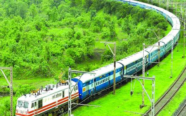 भारतीय रेल्वेला प्रवासी सेवेतून मिळणाऱ्या महसुली उत्पन्नात 76 टक्क्याची वाढ