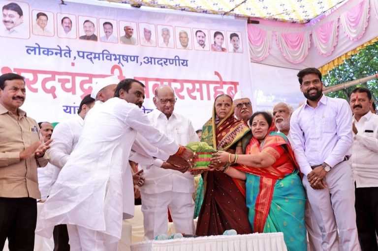 बँकच अस्तित्वात नाही,दहा वर्षात भू-विकास बँकेचे कर्ज एकाला तरी मिळालं का?लबाडाच्या घरचं आवताण-पवारांनी भाजपच्या घोषणेची केली पोलखोल