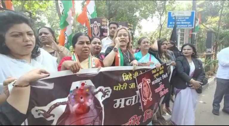 महाराष्ट्र प्रदेश महिला काँग्रेसच्या वतीने मनोहर भिडे यांच्या निषेधार्थ पुण्यात आंदोलन 