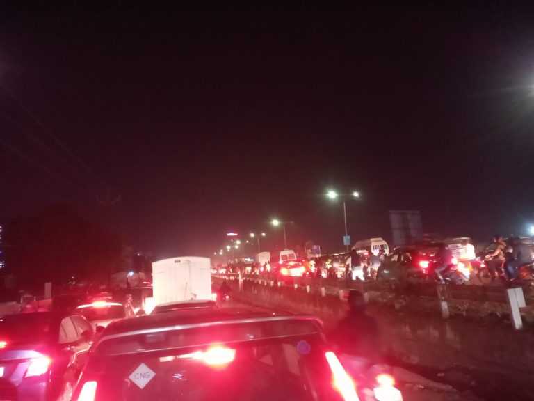 अपघाती रस्ता म्हणून ख्याती पावलेल्या रस्त्याकडे लक्ष कोण घालणार ?