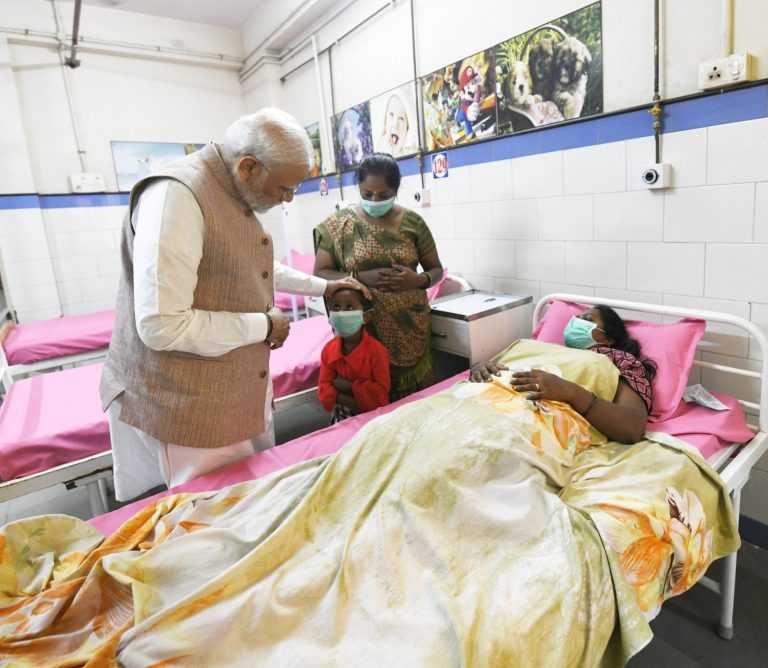 दुर्घटनेच्या तिसऱ्या दिवशी पीएम ‘मोरबी’त..जखमी व पीडित कुटुंबीयांची घेतली भेट, तुटलेल्या पुलाचीही केली पाहणी