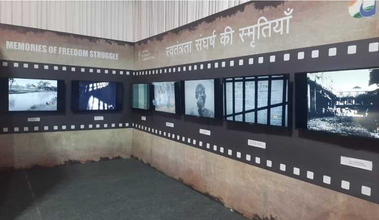 इफ्फी मधील केंद्रीय संचार ब्युरोच्या प्रदर्शनात चित्रपटांमध्ये दर्शविलेल्या स्वातंत्र्य चळवळीचे चित्रण