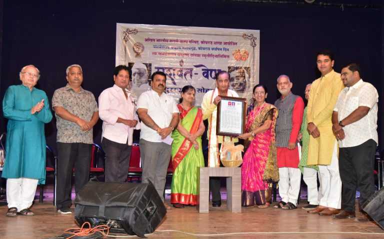 जेष्ठ सिने-नाट्य अभिनेते अनंत मेहंदळे आणि सुषमा अनंत मेहंदळे यांना यंदाचा यशवंत-वेणू पुरस्कार प्रदान