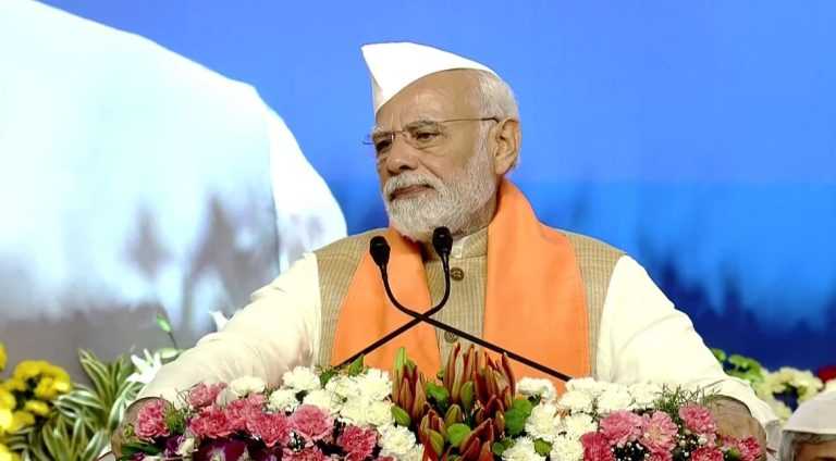 मोदींनी परिधान केली गांधी टोपी:केला खादीचा प्रचार…