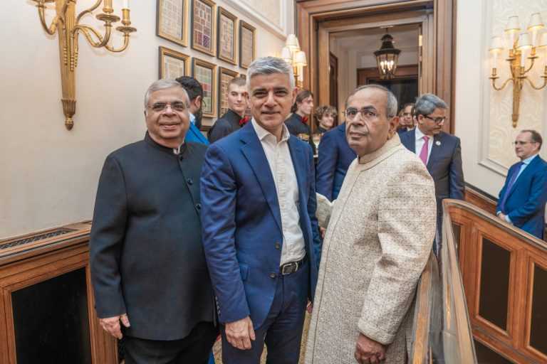 हिंदुजांनी महामारीच्या तीन वर्षांनंतर लंडनमध्ये साजरे केले वार्षिक दिवाळी स्नेहसंमेलन