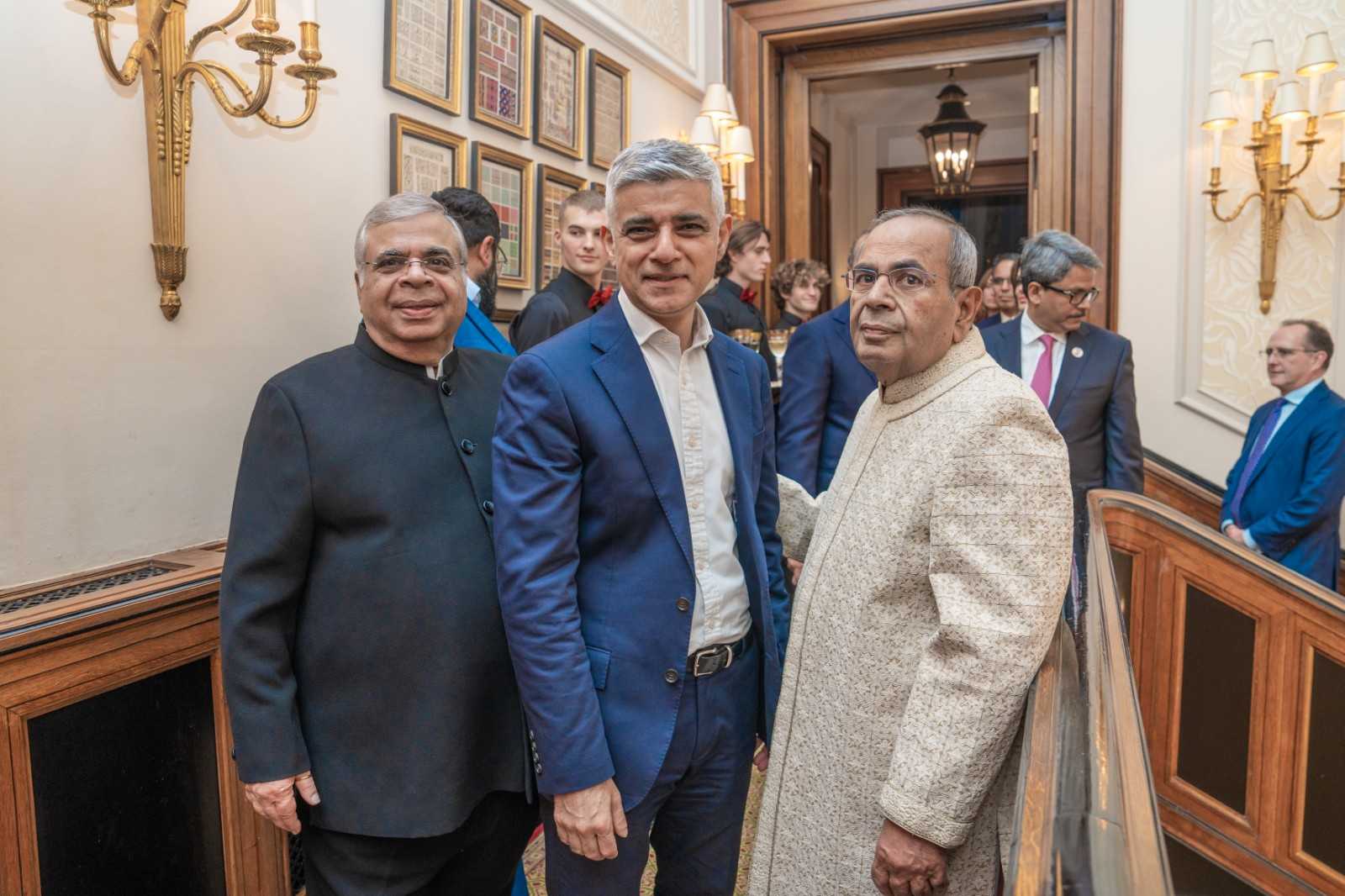 हिंदुजांनी महामारीच्या तीन वर्षांनंतर लंडनमध्ये साजरे केले वार्षिक दिवाळी स्नेहसंमेलन