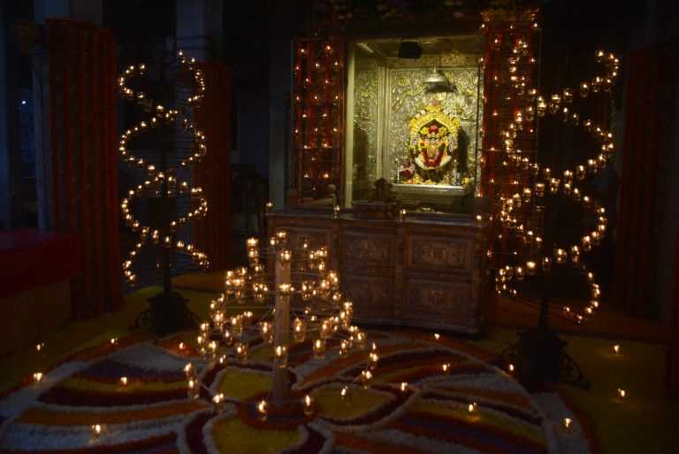 १२ हजार ५०० पणत्यांनी देवदिवाळीनिमित्त उजळले ‘लक्ष्मीबाई दगडूशेठ हलवाई’ दत्तमंदिर 