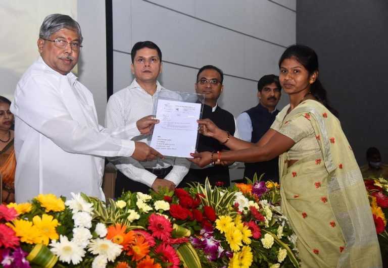 रिक्त पदांच्या भरतीसोबत उद्योग क्षेत्रातही मोठ्या प्रमाणात रोजगाराच्या संधी निर्माण करण्याचा प्रयत्न-पालकमंत्री चंद्रकांत दादा पाटील