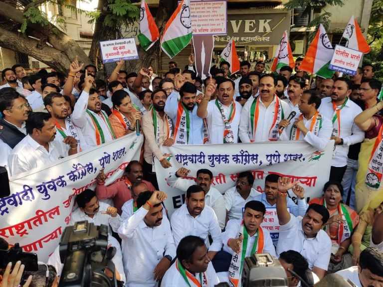 भरती रद्द,महाराष्ट्राचे प्रकल्प गुजरातला..महाराष्ट्रातील तरुणांनी करायचे तरी काय ….?दहीहंडी,नवरात्री,दुसरं काय..?