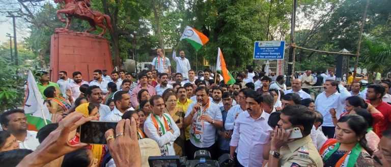 अब्दुल सत्तार यांच्या विरोधात पुणे शहर राष्ट्रवादी काँग्रेसचे “जोडे मारो आंदोलन”