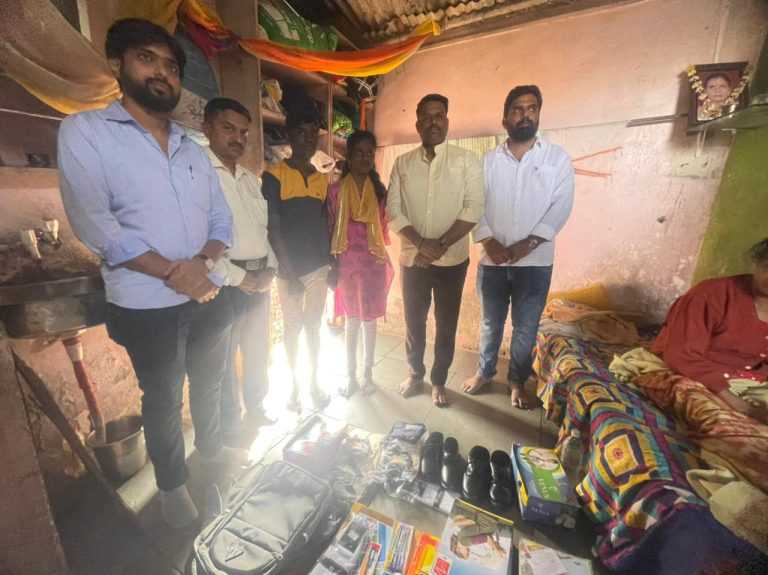 पालकमंत्री चंद्रकांतदादा पाटील यांच्याकडून दोन अनाथांचे शैक्षणिक पालकत्व