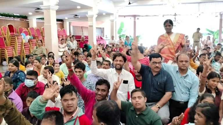 ‘कामायनी’ तील २५० मुलांना चित्रकलेच्या साहित्यांची भेटबालदिनानिमित्त आबा बागुल मित्रपरिवाराचा उपक्रम