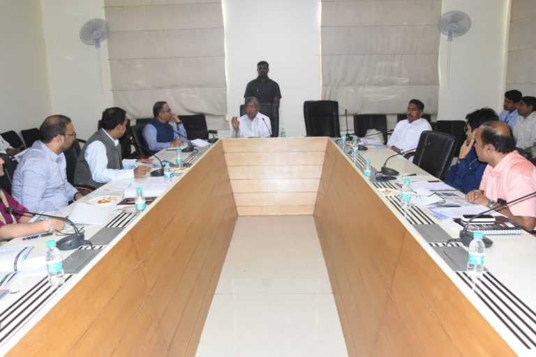 पालकमंत्री चंद्रकांत पाटील यांचेकडून जलजीवन मिशनच्या कामांचा आढावा