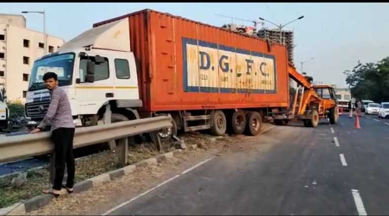 नवले पुलावर आज पुन्हा अपघात