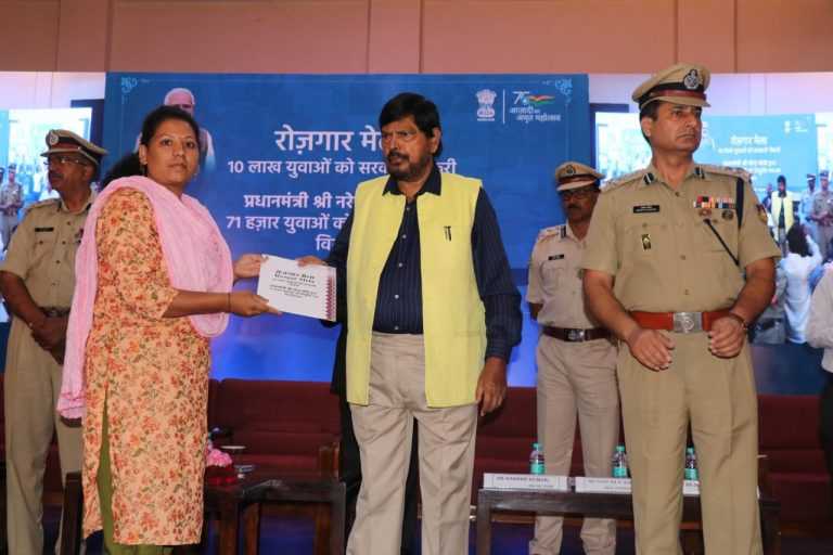 रोजगार मेळाव्या अंतर्गत नव्याने भर्ती झालेल्या सुमारे 71,000 जणांना पंतप्रधानांच्या हस्ते नियुक्तीपत्रांचे वितरण