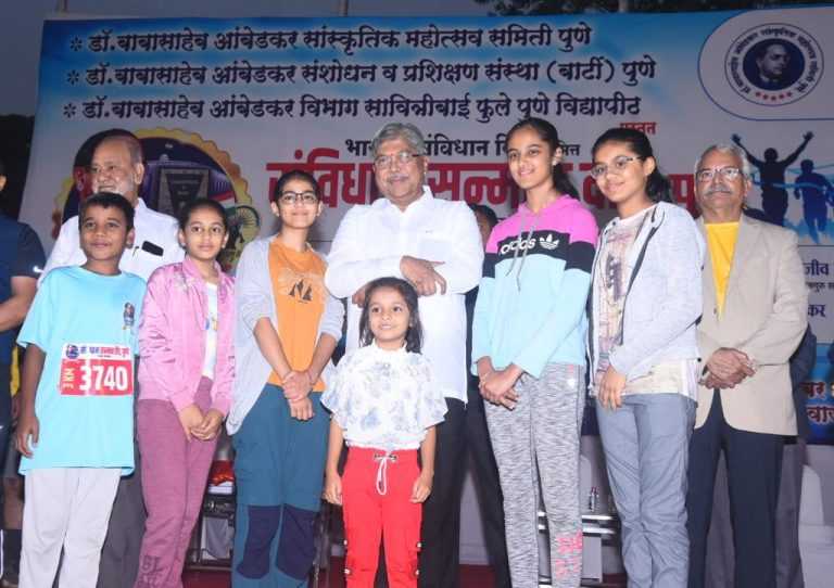 पालकमंत्री चंद्रकांत दादा पाटील यांच्या हस्ते ‘संविधान सन्मान दौड’ चा शुभारंभ