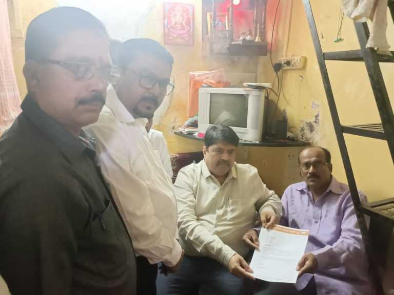 गोविंदा प्रथमेश परबच्या कुटुंबाला 9,लाख 99 हजारांची मदत