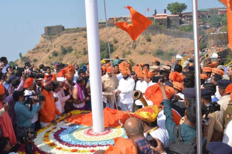 शिवप्रताप दिन सोहळा : शिवमय वातावरणात किल्ले प्रतापगडावर छत्रपतींच्या अश्वारूढ पुतळ्यावर हेलिकॉप्टरमधून पुष्पवर्षाव