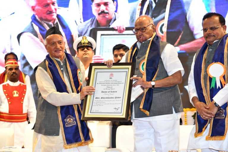 ज्येष्ठ नेते खासदार शरद पवार व केंद्रीय मंत्री नितीन गडकरी  यांना डी.लिट पदवी प्रदान