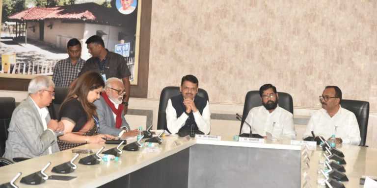 क्रांतिज्योती सावित्रीबाई फुलेंच्या पुण्यातील स्मारक उभारणीबाबत जिल्हाधिकारी, महापालिका आयुक्तांना आठवडाभरात अहवाल देण्याचे मुख्यमंत्र्यांचे निर्देश