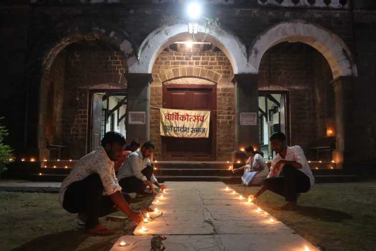 पुणे प्रार्थना समाजात १५२ व्या वार्षिक उत्सवानिमित्त दीपोत्सव
