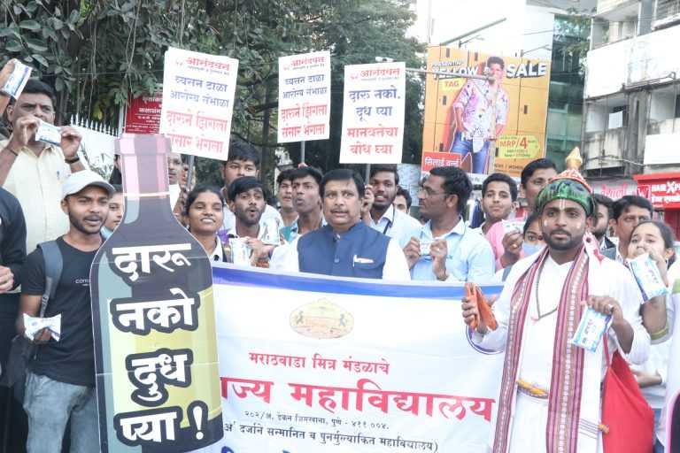 नववर्षाच्या पूर्वसंध्येच्या दिवशी दारू नको दूध प्या उपक्रम ;  गुडलक चौकात दूधाचे वाटप