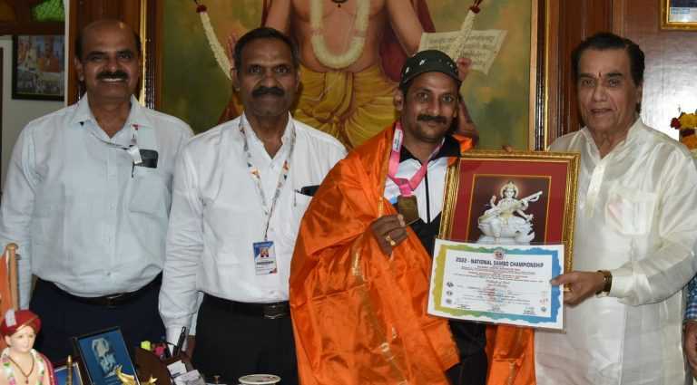 एमआयटी कर्मचारी पै. दत्तात्रय शिंदे यांना सॅम्बो स्पर्धेत सुवर्ण पदक