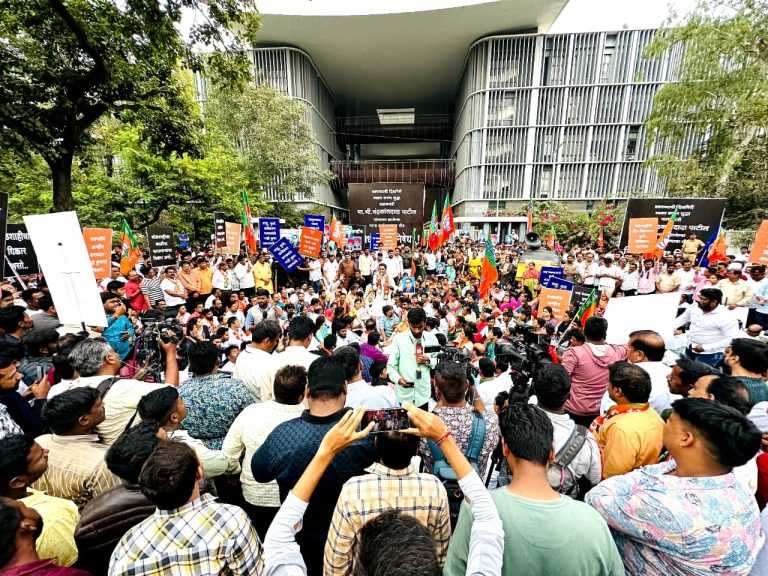 पालकमंत्र्यांवरील शाईहल्ल्याविरोधात निषेध आंदोलन !