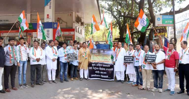 हात गाडीवर पेट्रोल डिझेलचे बॅरल ठेवून इंधन दरवाढीच्या निषेधार्थ काँग्रेस पक्षाच्या वतीने अनोखे आंदोलन