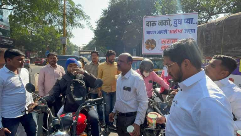 स्वराज्य संघटनेच्या वतीने’दारू नको दूध प्या’ उपक्रम