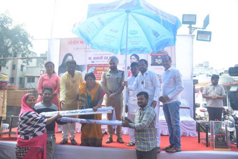  अखिल म्हसोबा उत्सव मंडई ट्रस्टतर्फे मंडईतील १०० कष्टकरी व्यावसायिकांना जंबो छत्री वाटप