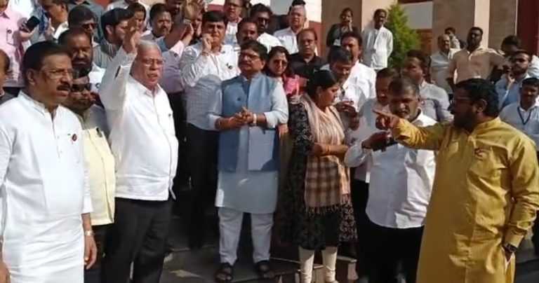 अब्दुल सत्तार यांची हकालपट्टी करा:महाविकास आघाडीचे  आमदार आक्रमक