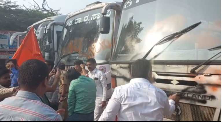 बेळगाव प्रकरणाचे पुण्यात पडसाद! कर्नाटकच्या गाड्यांना फासलं काळं