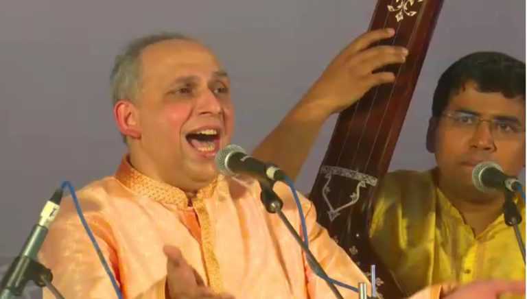 पंडित आनंद भाटे व राजेंद्र कंदलगावकर या शिष्यांनी सवाईत पंडितजींना वाहिली सांगीतिक मानवंदना