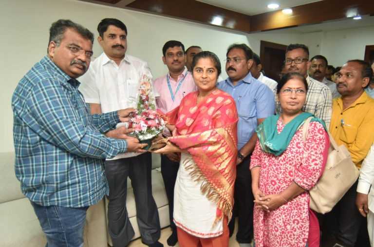 आधार सिडींगचे काम १०० टक्के पूर्ण केल्याबद्दल पुण्यातीलअन्न धान्य वितरण अधिकारी सुरेखा माने यांचा गौरव