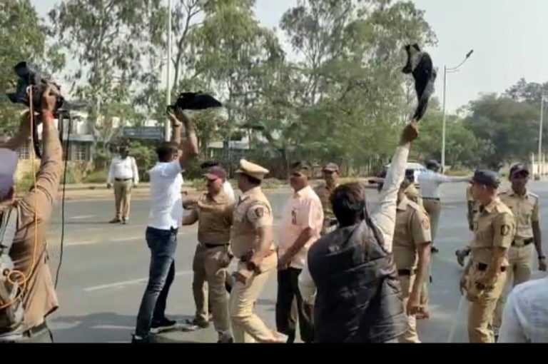 पुण्यात राज्यपालांवर काळे झेंडे आणि निषेधाच्या घोषणांच्या वर्षाव