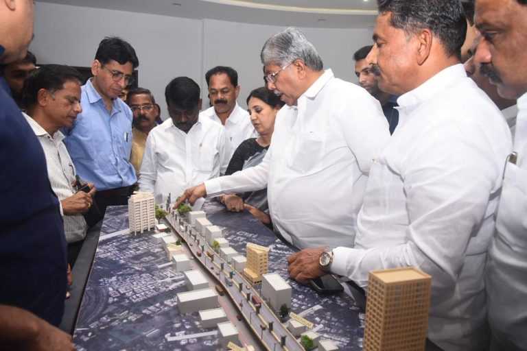 समान पाणीपुरवठा आणि सिंहगड रोडवरील उड्डाण पूलाची कामे निर्धारित वेळेतच पूर्ण करा – पालकमंत्री