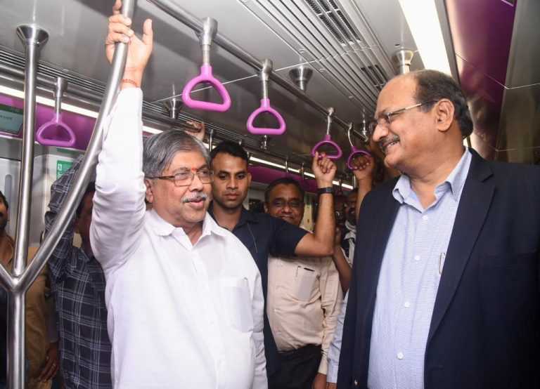 पुणे मेट्रोचा संपूर्ण पहिला टप्पा मार्च २०२३ पर्यंत पूर्ण होण्याचा पालकमंत्र्यांना विश्वास