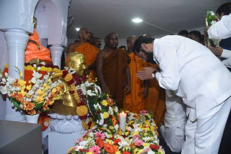 भारतरत्न डॉ.बाबासाहेब आंबेडकर यांच्या महापरिनिर्वाण दिनी चैत्यभूमी येथे राज्यपाल, मुख्यमंत्री आणि उपमुख्यमंत्री यांनी केले अभिवादन