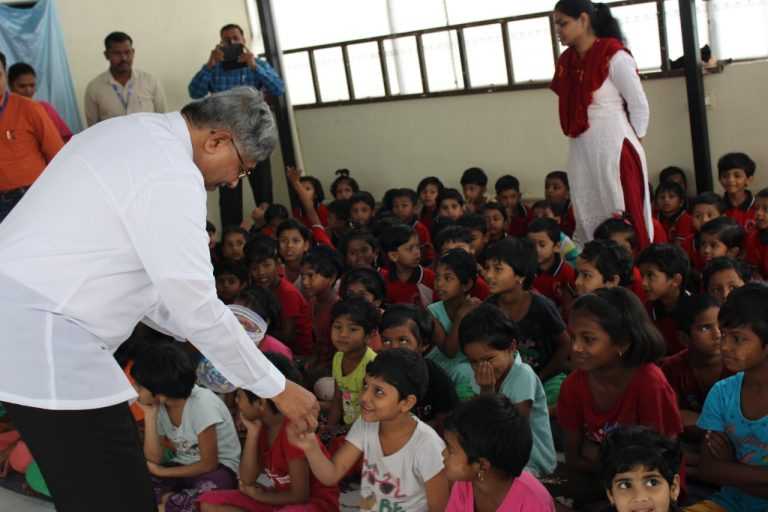 जेव्हा मंत्री चंद्रकांत पाटील बनतात शाळेचे शिक्षक…