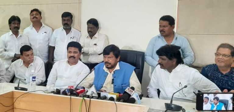 गाण्यातील बेशरम शब्दाला आक्षेप… रामदास आठवले