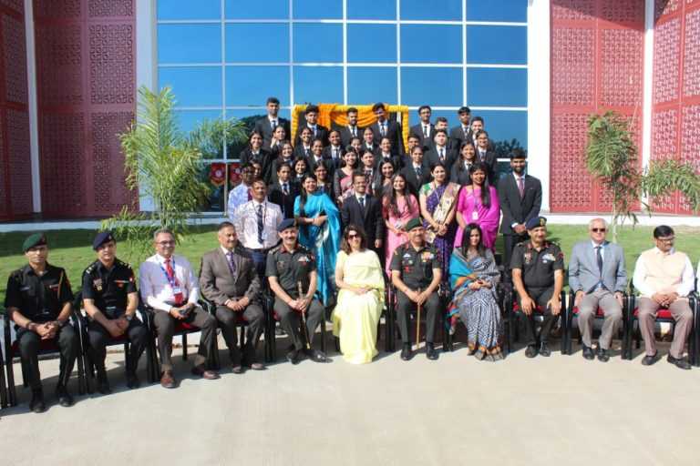 पुण्याजवळील कान्हे येथील लष्करी विधी महाविद्यालयाच्या नव्या शैक्षणिक संकुलाचे आणि सभागृहाचे लष्कराच्या दक्षिण विभागाचे प्रमुख लेफ्टनंट जनरल ए के सिंग यांच्या हस्ते उद्घाटन