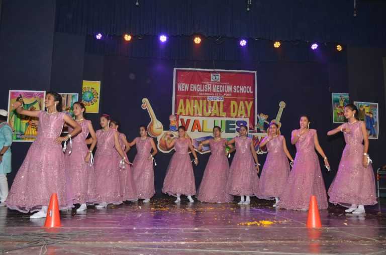 एनईएमएस शाळेत स्नेहसंमेलन संपन्न