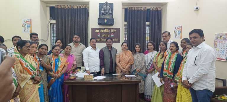 दलित पॅंथर महिला अध्यक्षा उषा राजगुरूंचा कॉंग्रेस पक्षात  प्रवेश