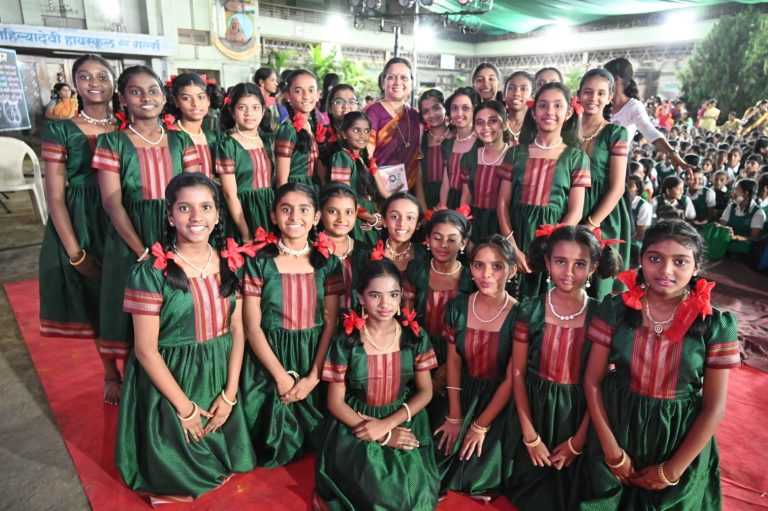 अहिल्यादेवी शाळेत स्नेहसंमेलन