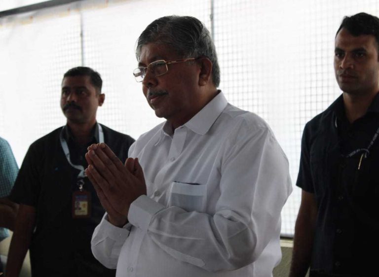 मंत्री चंद्रकांत पाटील म्हणाले,पुन्हा जाहिर माफी मागतो, अटक केली त्यांची मुक्तता करा ,पोलिसांचे निलंबन मागे घ्या