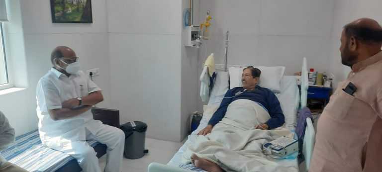 गिरीश बापटांच्या भेटीला शरद पवार हॉस्पिटलमध्ये…